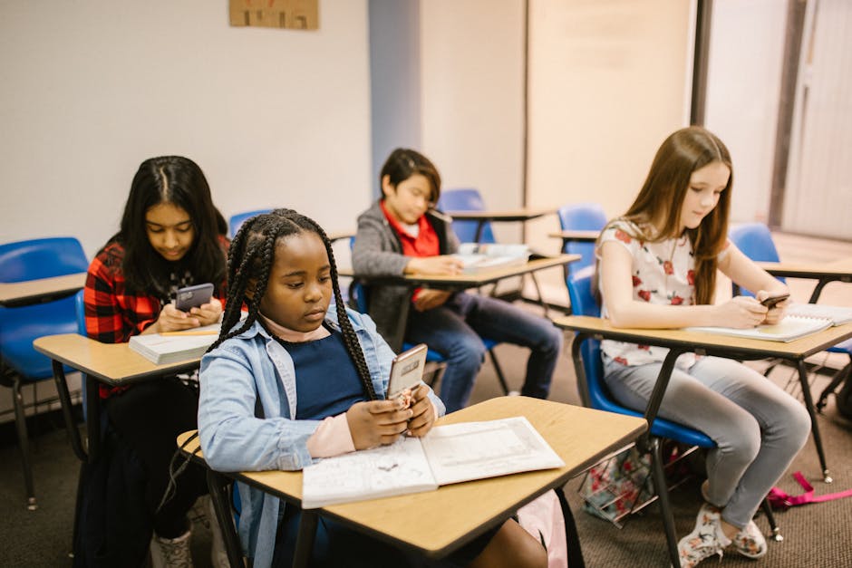 Studenti distratti dall'uso dello smartphone in classe: riflessioni sull'importanza di limitarne l'uso per un apprendimento efficace