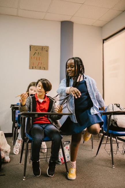 Studenti in classe partecipano attivamente a un'attività didattica, promuovendo l'inclusione e l'apprendimento collaborativo.