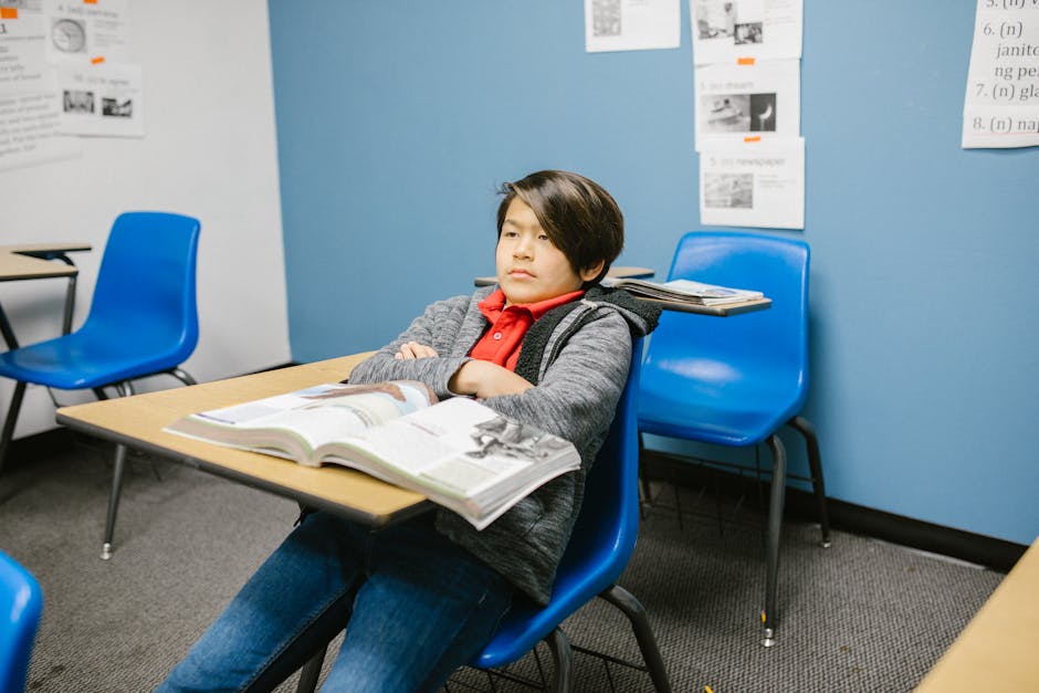 Studente pensieroso in classe durante il minuto di silenzio per Crans-Montana nelle scuole siciliane. Riflessione e memoria.