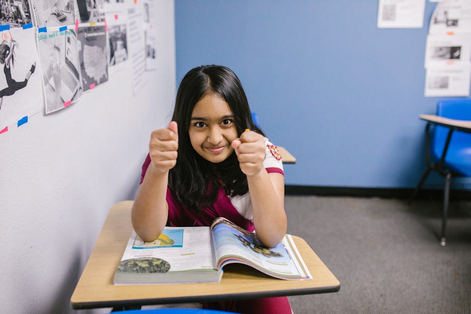 Studentessa sorridente con libro a scuola, investimento per l'istruzione nel Sud Italia e lotta alla dispersione scolastica