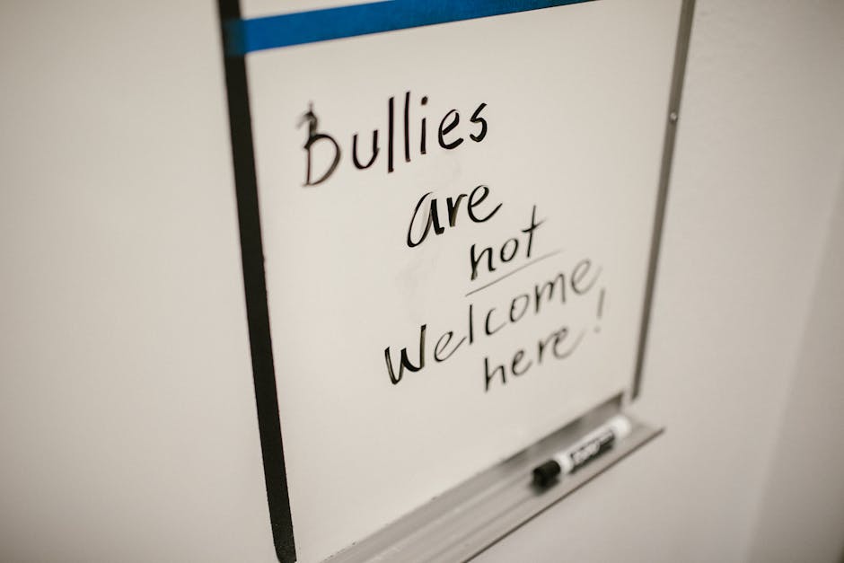 Lavagna con la scritta 'I bulli non sono i benvenuti', simbolo dell'impegno scolastico contro il bullismo e per l'inclusione degli studenti.