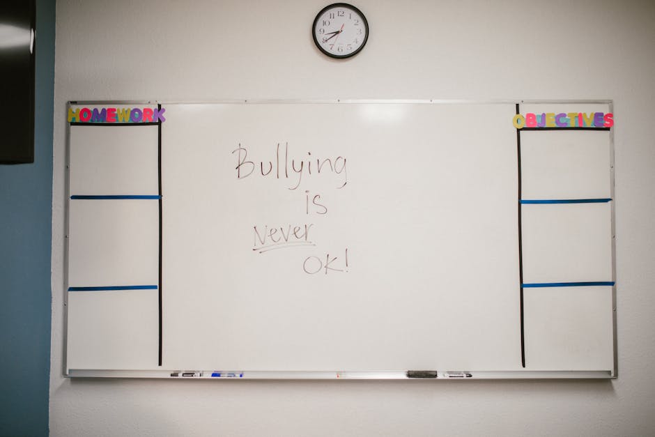 Lavagna con messaggio contro il bullismo in classe, simbolo dell'impegno scolastico per un ambiente positivo e responsabile.
