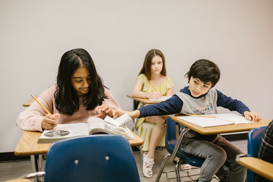 Studenti in classe durante una lezione: focus su merito e valutazione scolastica nonostante le assenze.