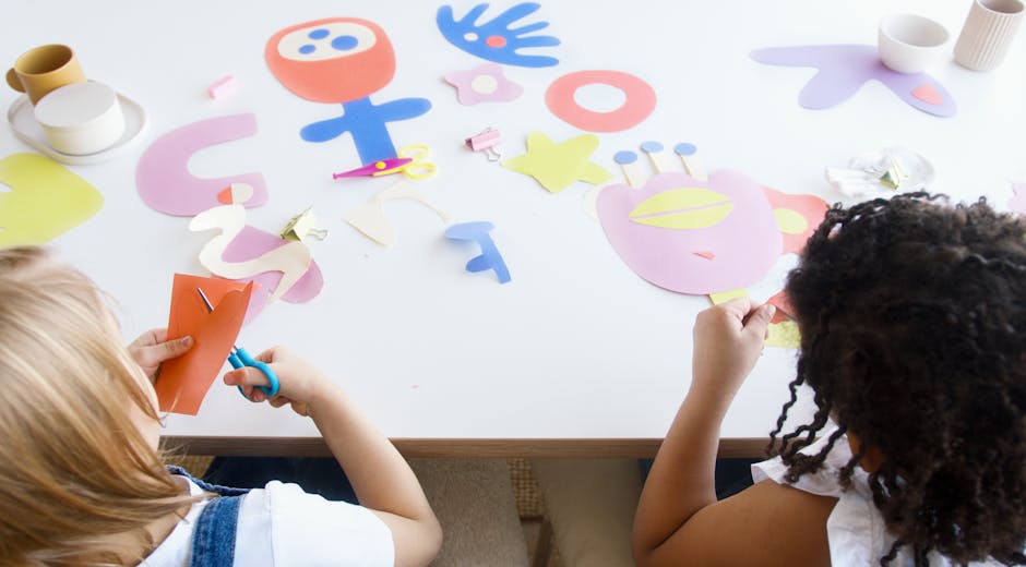 Immagine non correlata all'articolo: Bambini impegnati in attività creative con carta e forbici, ambiente scolastico sereno e colorato.
