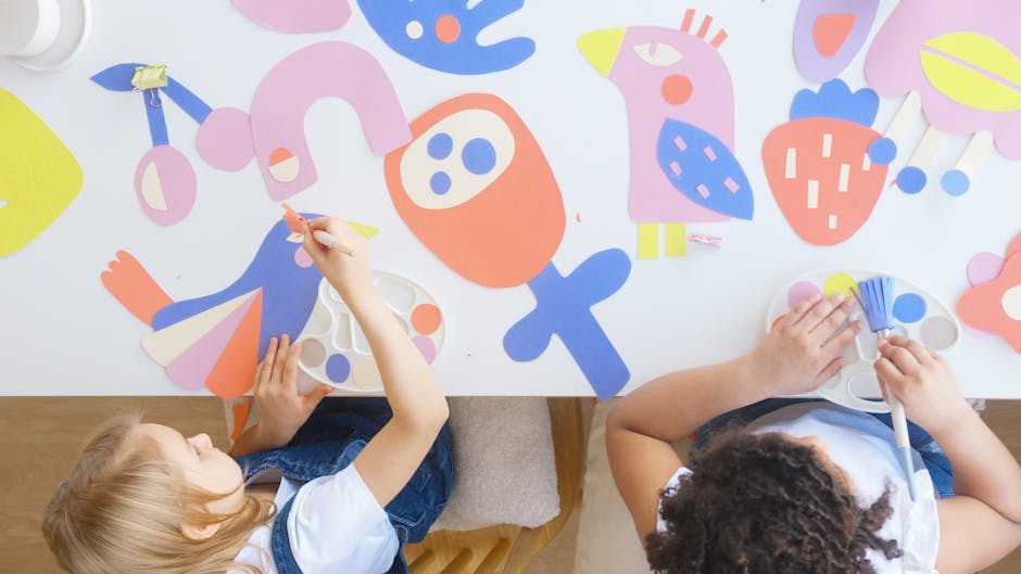 Bambini creano lavoretti artistici con carta colorata, un'attività educativa per lo sviluppo cognitivo e l'inclusione dei laureati in Scienze dell'Educazione