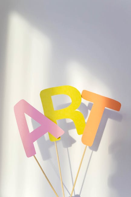 Scritte colorate ART su bastoncini, simbolo di creatività e apprendimento per i progetti scolastici in Parlamento.