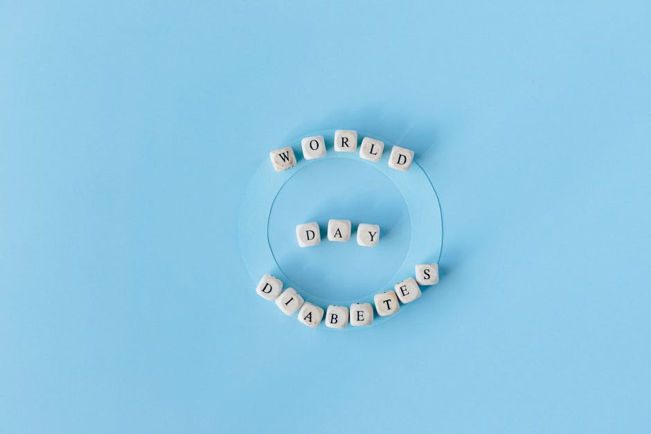 Giornata Mondiale del Diabete celebrata con cubetti di lettere su sfondo blu, focus su educazione alimentare e coinvolgimento giovanile.
