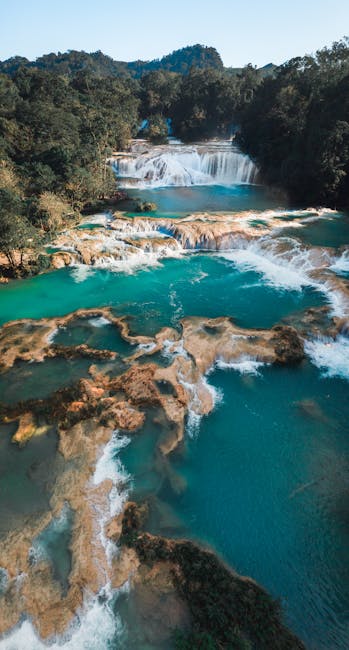 Cascate turchesi e vegetazione lussureggiante: un'immagine che evoca la bellezza ideale della natura, perfetta per l'articolo sull'idealismo.