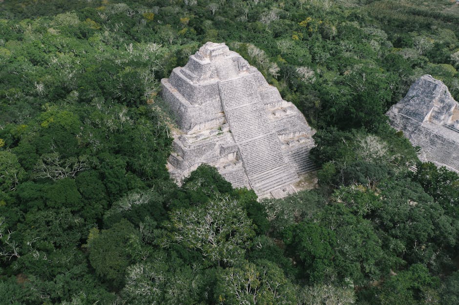 Vista aerea di una piramide a gradoni dell'antico Egitto, simbolo del potere e dell'influenza della 4ª dinastia egizia.