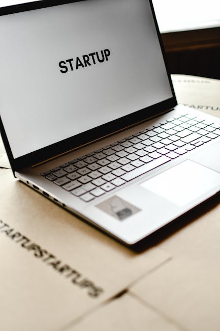 Laptop con la parola Startup sullo schermo, simbolo di innovazione nei laboratori di economia del lavoro