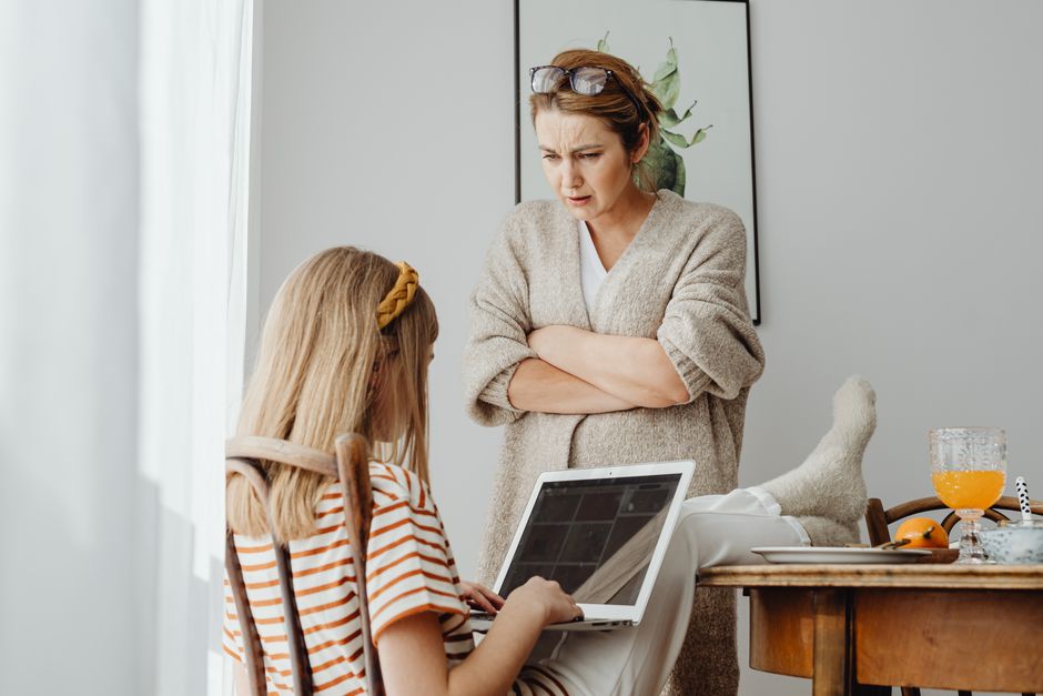 Adolescenti e pericoli online: il dialogo come scudo educativo e le nuove strategie per le famiglie italiane