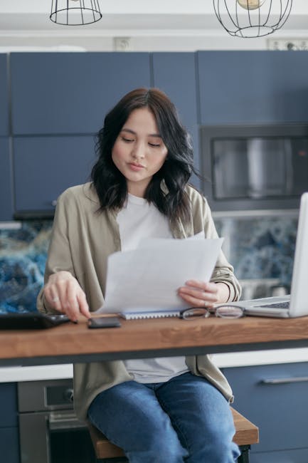 Donna che usa calcolatrice per compiti quotidiani, esempio di utilizzo inaspettato della calcolatrice per semplificare la vita domestica.