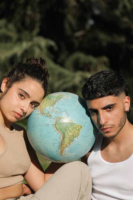 Giovani con mappamondo: un appello alla responsabilità e condivisione per il futuro del pianeta ispirato da San Francesco