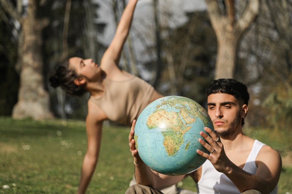 Approcci globali nell'istruzione: studenti con mappamondo e posizioni yoga, simbolo di connessione e apprendimento interculturale.