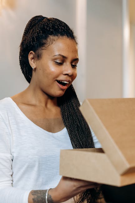 Donna sorpresa apre scatola: metafora del reciproco e delle sue applicazioni inaspettate nella vita quotidiana