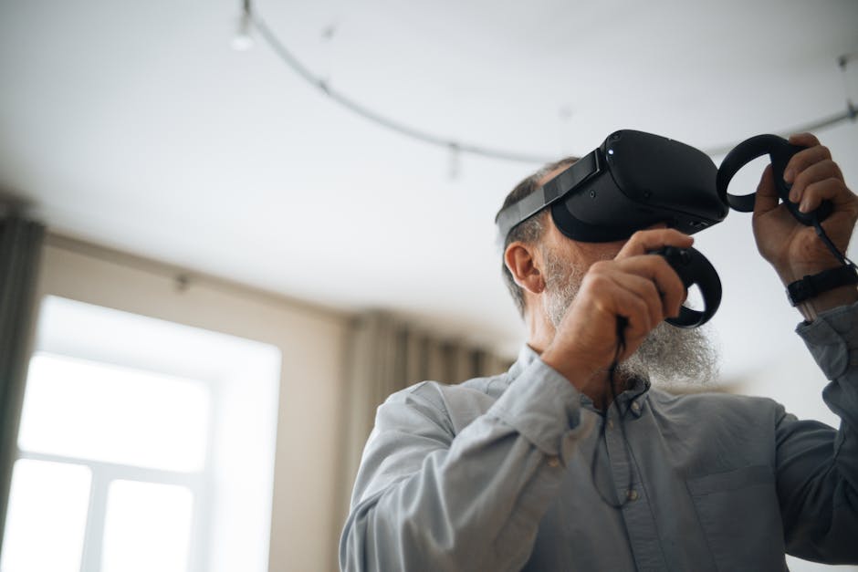 Uomo anziano con visore VR che esplora le innovazioni tecnologiche nel settore assicurativo, simulazione e formazione immersiva.
