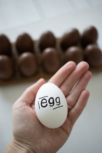 Uovo con la parola egg scritta a mano, metafora per coltivare talenti unici e personalizzati come un uovo speciale.
