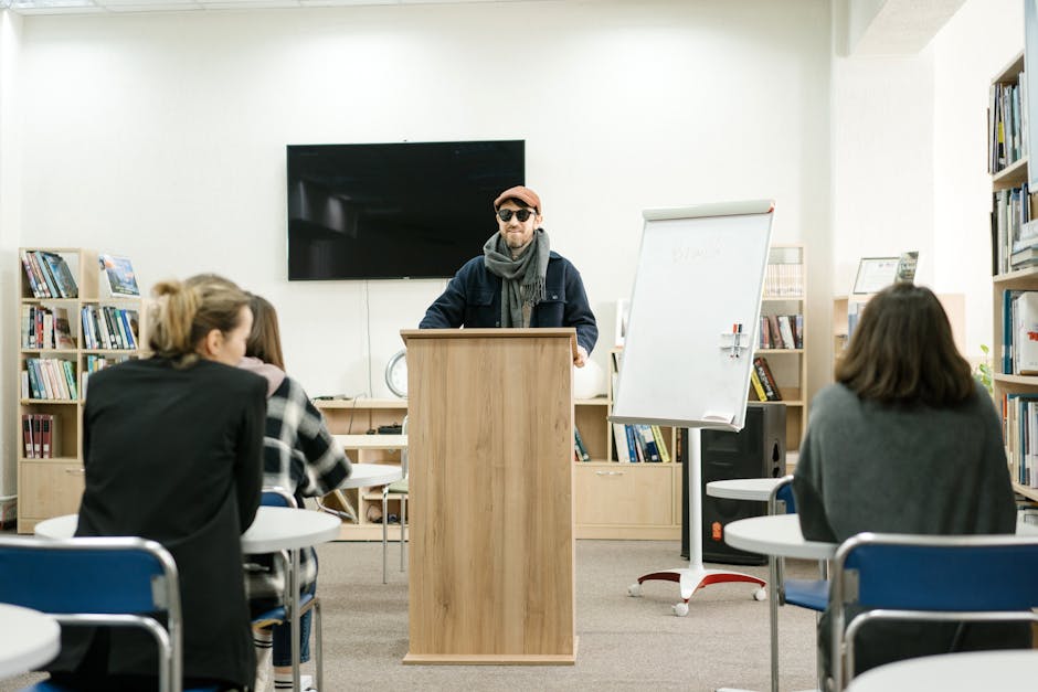 Relatore a podio in biblioteca: costi universitari e spese per i figli in Italia, analisi e prospettive future per le famiglie.