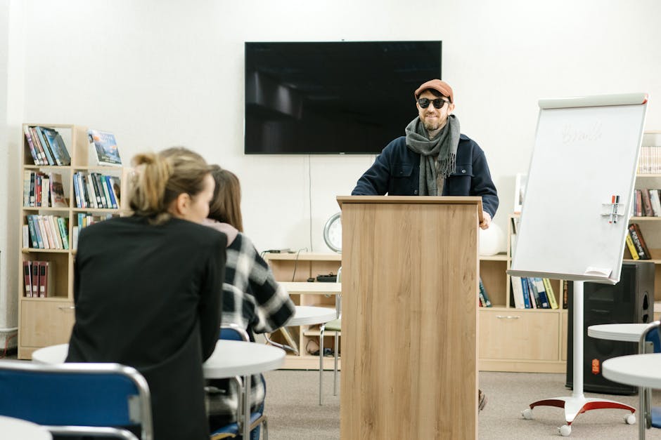 Iscrizione Istruzione Adulti 2025/26: docente spiega le scadenze a studenti adulti in aula, focus sull'apprendimento permanente