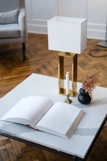Libro aperto in Braille su tavolo con lampada e candela, concorso docenti PNRR 3 esigenze speciali
