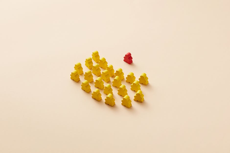 Valutazione strategica: figure gialle e una rossa che spicca, metafora del vantaggio distintivo e metodo di valutazione unico