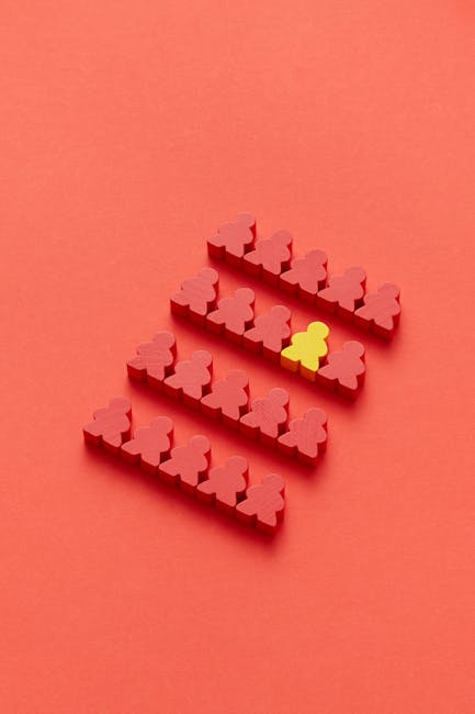 Figure geometriche rosse con una figura gialla che spicca su sfondo rosso per articolo su angoli adiacenti