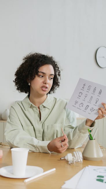 Comunicazioni fondi MOF scuole: insegnante spiega risorse con schemi, lampadina e documenti sul tavolo, accordo CCNI