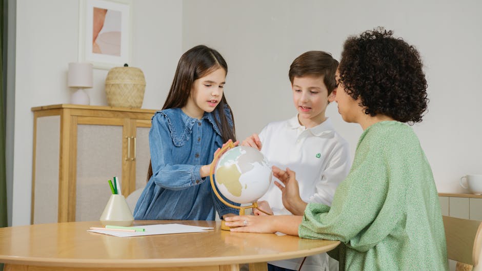 Ragazzi e insegnante studiano il globo terrestre: focus sull'istruzione e la preparazione al Campionato Mondiale delle Scuole