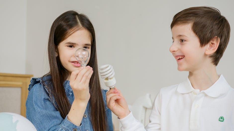 Bambini con lampadine: progetti scolastici sulle smart grid e l'importanza dell'educazione energetica per un futuro sostenibile.