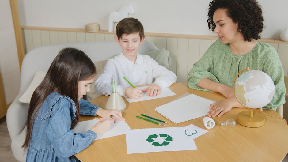 Immagine non correlata alla chiusura della scuola: bambini e insegnante disegnano simboli di riciclo e studiano con un mappamondo