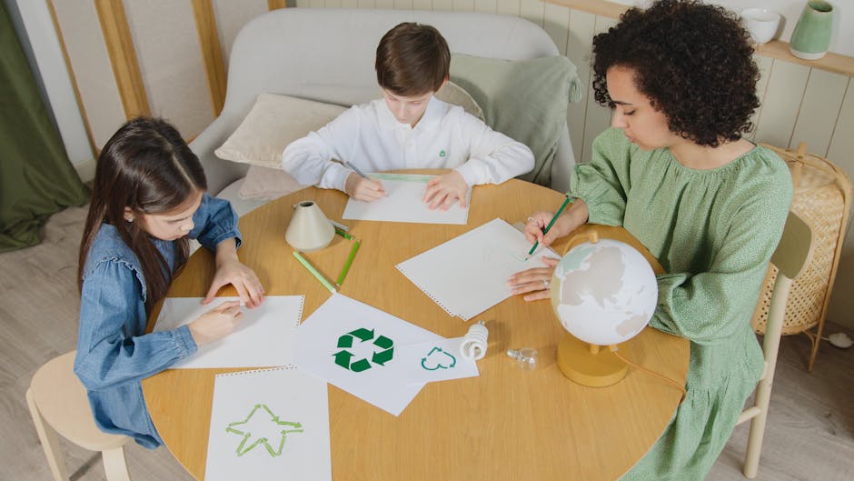 Inclusione scolastica: attività didattiche per alunni con disabilità Insegnante e alunni con disabilità impegnati in attività didattiche inclusive sull'ambiente e il riciclo a scuola