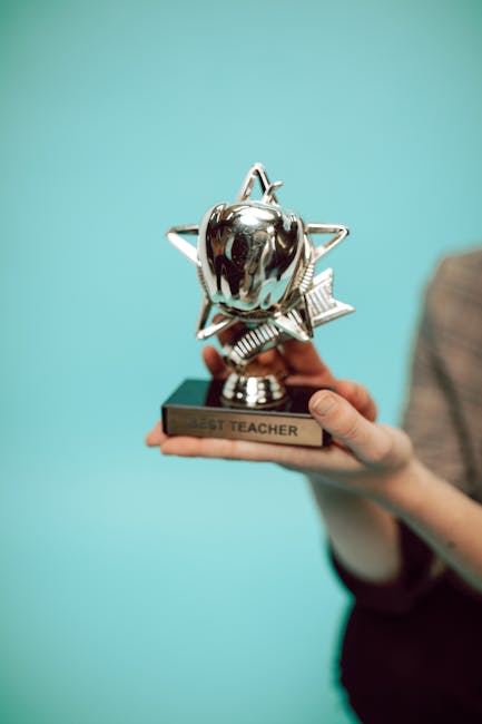Trofeo Miglior Insegnante tenuto in mano, simbolo di successo e riconoscimento per la consulenza ForYou a docenti e personale scolastico