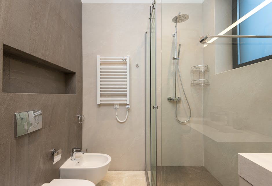 Bagno moderno con doccia e sanitari, utile per visualizzare le opportunità di lavoro nelle graduatorie regionali per insegnanti.