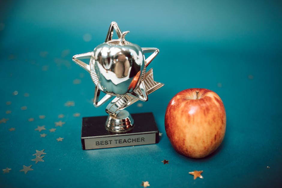 Trofeo Miglior Insegnante e mela rossa, simbolo di successo scolastico a Firenze con ripetizioni personalizzate