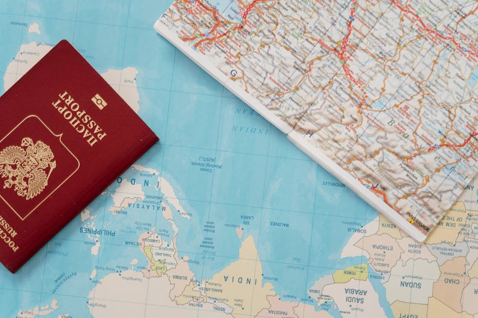 Passaporto russo su mappa del mondo, simbolo di geografia umana e viaggi internazionali per comprendere il nostro pianeta.