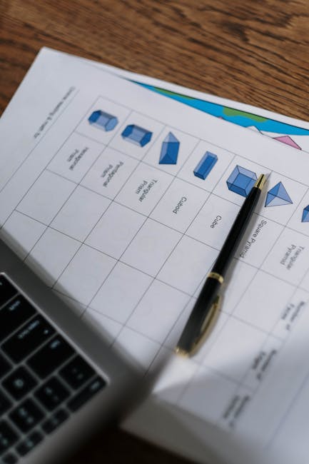 Calcolo area cilindro: schema con figure geometriche, penna e laptop per tecniche avanzate di calcolo e approfondimento.