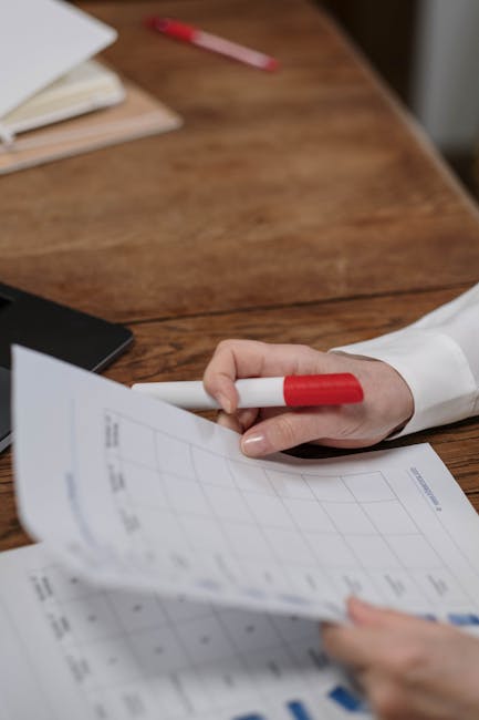 Adattamento prove INVALSI: insegnante con pennarello e griglia di valutazione per verifiche equipollenti e personalizzate.