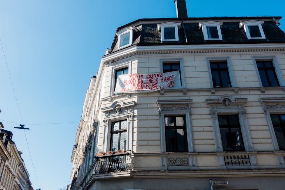 Striscione di protesta su edificio storico a Palermo contro il mancato riscaldamento nelle scuole e il disagio degli studenti