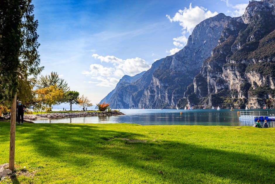 Paesaggio di Riva del Garda con lago e montagne sullo sfondo, ideale per Didacta Italia dal 22 al 24 ottobre