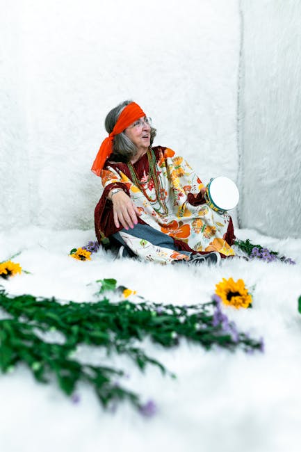 Donna anziana sorridente suona tamburello circondata da fiori, benessere e musica come terapia per la salute mentale