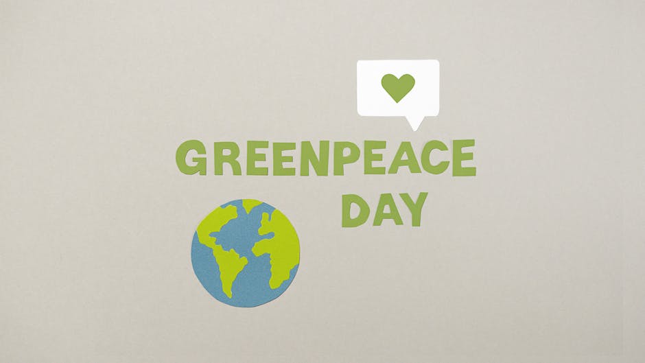 Immagine creativa con scritta Greenpeace Day e globo terrestre stilizzato, simbolo della Giornata Mondiale della Sostenibilità e dell'impegno ambientale.
