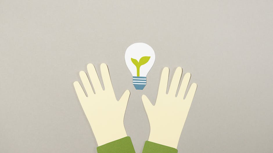 Illustrazione di mani che sostengono una lampadina con germoglio, simbolo di innovazione e cambiamento di base strategico