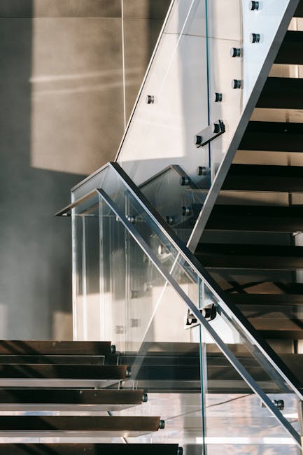 Scala moderna con gradini in legno e parapetto in vetro, simbolo di trasparenza e accessibilità per Italia Semplice
