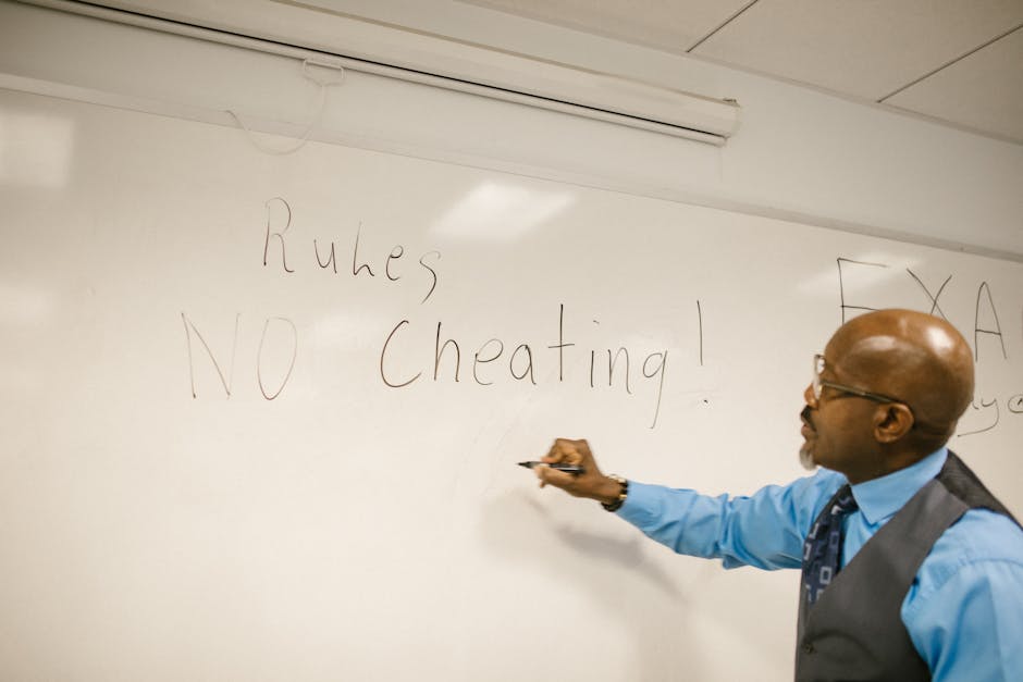 Insegnante domenicano scrive regole contro il cheating alla lavagna, esempio di formazione integrata e valori etici nella scuola.