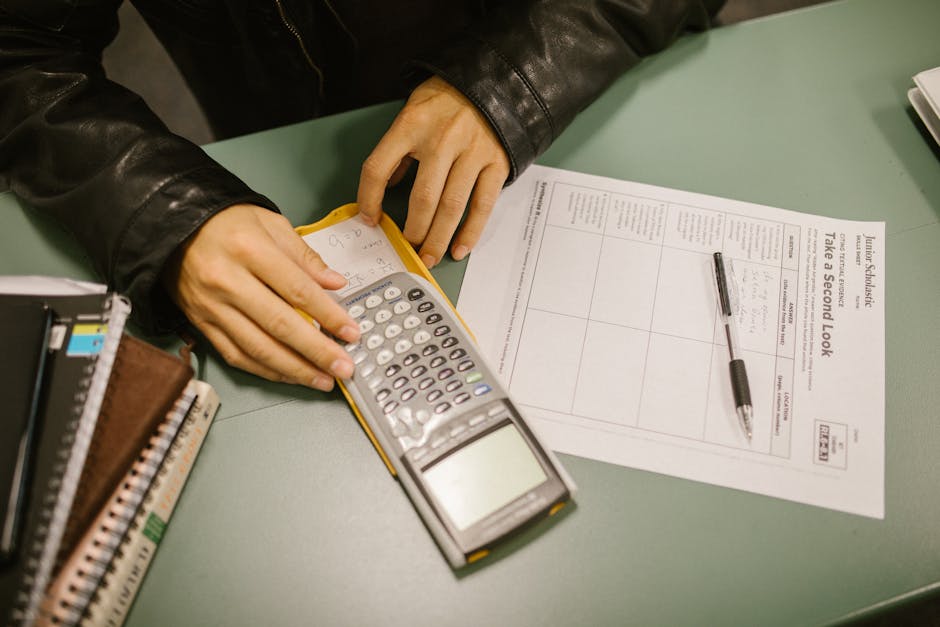 Calcolatrice scientifica e quaderno: esempio di spesa per libri di testo e materiale didattico per le scuole secondarie 2026/2027.
