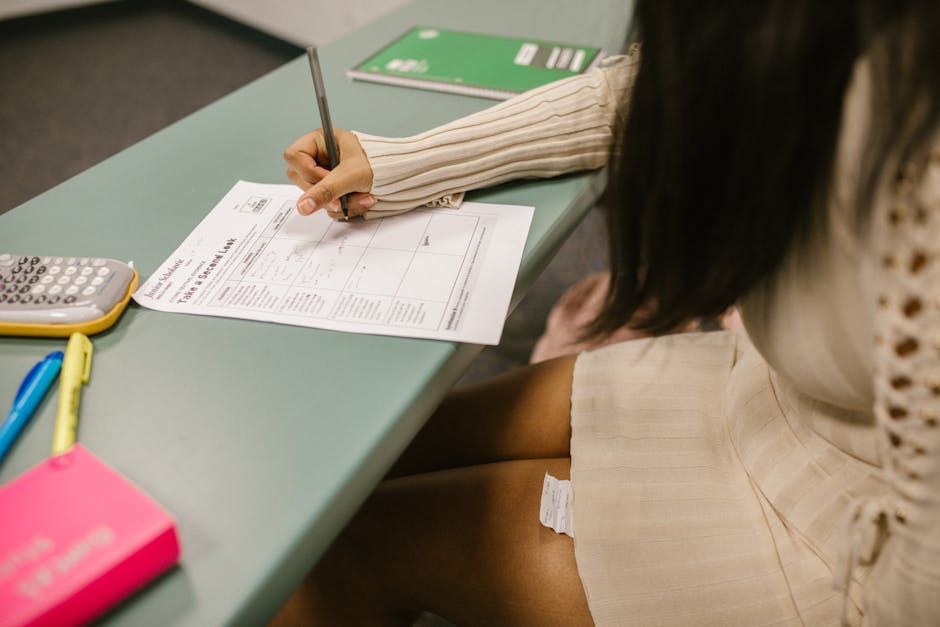 Persona che compila un modulo di esercitazione per il TFA Sostegno, preparazione alle prove storiche per tutte le classi di concorso.