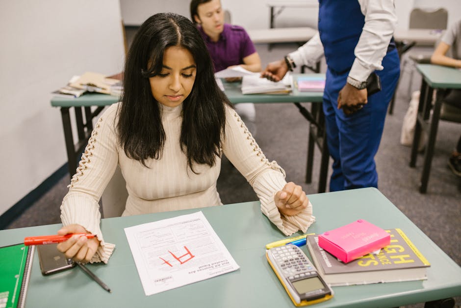 Valutazione scolastica GPS 2026: studentessa esamina compito con voto A+, focus su criteri di valutazione scuole statali e paritarie