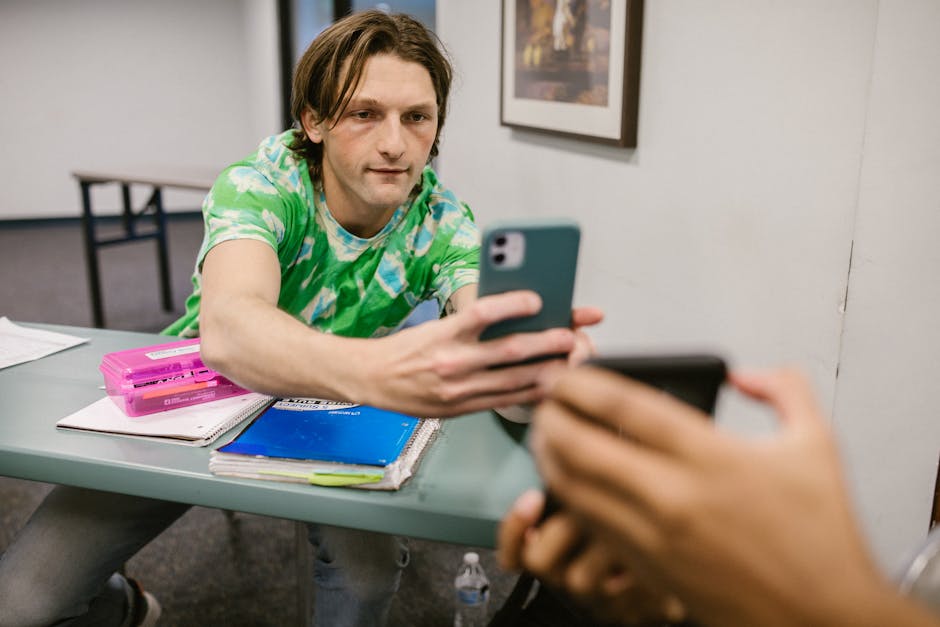 Studente usa smartphone in classe per apprendimento interattivo. Tecnologia e didattica innovativa per un'esperienza formativa coinvolgente.
