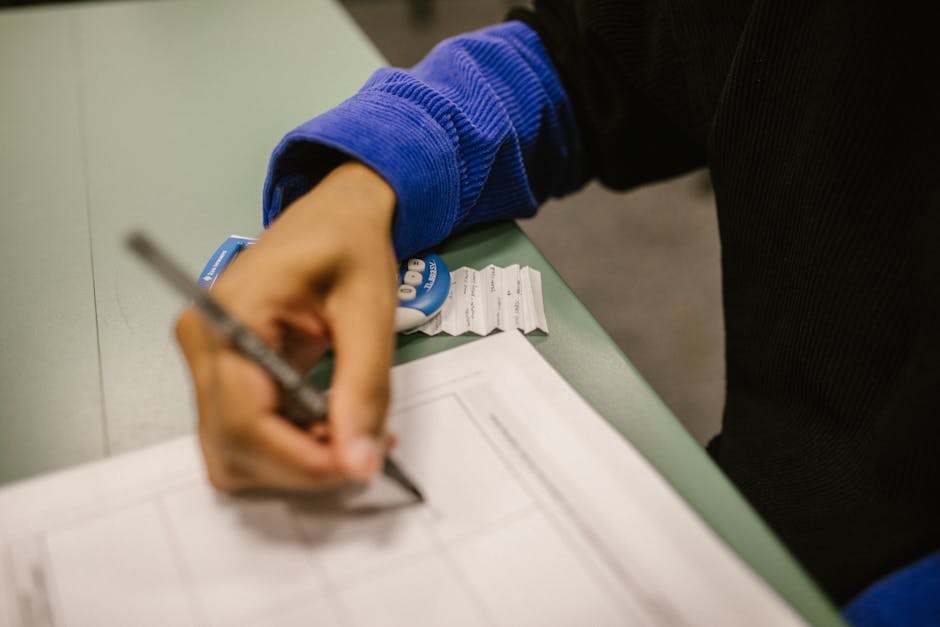 Docente supplente compila documenti per scrutini ed esami di fine anno scolastico. Focus su contratto e adempimenti burocratici.