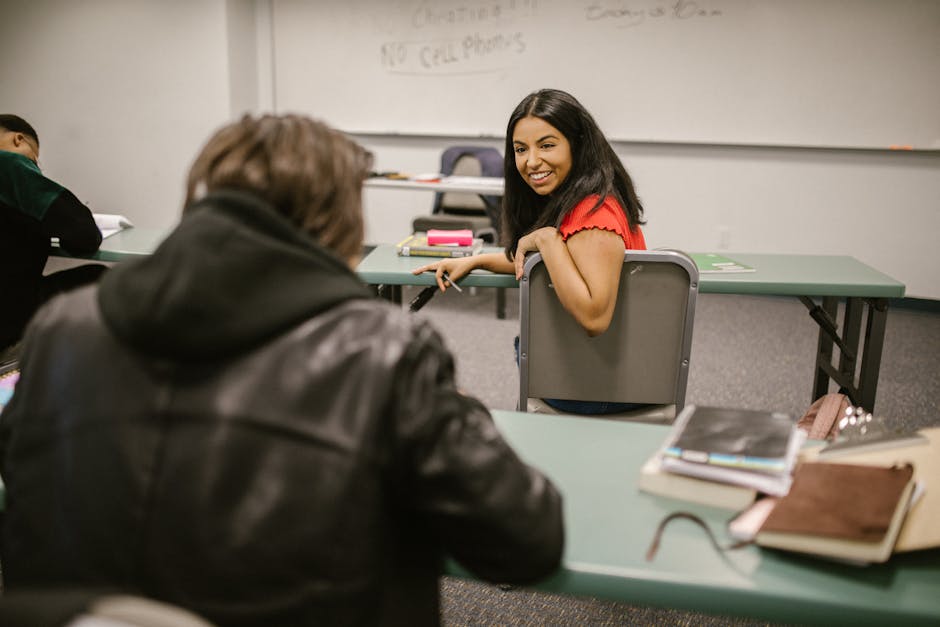 Studentessa sorridente in aula durante la lezione, focus sul dialogo e l'istruzione nel contesto del contratto scuola 2022-2024.